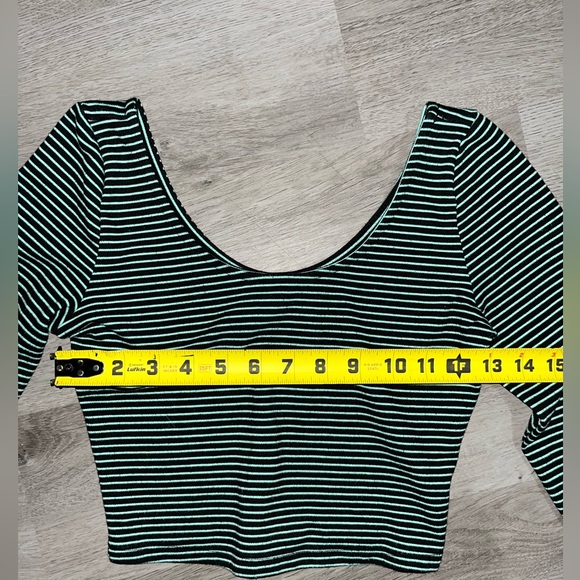 Stripped Long Sleeve Crop Top - Picture 2 of 3